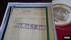 ឯកសារ​សម្ងាត់​ដែល​បរិច្ចាគ​ដោយ​ក្រសួង​ការបរទេស​អូស្ត្រាលី នៅក្នុង​ការិយាល័យ​របស់​លោក ឆាំង យុ នៃ​មជ្ឈមណ្ឌល​ឯកសារ​កម្ពុជា កាលពី​ថ្ងៃទី ២២ ខែកញ្ញា ឆ្នាំ ២០១៥។ (នៅ វណ្ណារិន/VOA)