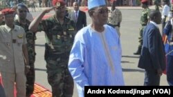  Idriss Déby Itno saluant le retour triomphal de la FATIM, le 7 novembre 2015. (VOA/André Kodmadjingar)