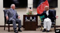 Le secrétaire d'État, Rex Tillerson, à gauche, s'entretient avec le président afghan Ashraf Ghani le 23 octobre 2017, à Bagram Air Field, en Afghanistan.