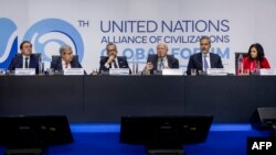 Sekretaris Jenderal Perserikatan Bangsa-Bangsa Antonio Guterres (dua daari kiri) menghadiri Forum Global ke-10 Aliansi Peradaban Perserikatan Bangsa-Bangsa, di Cascais, 26 November 2024. (CARLOS COSTA / AFP)