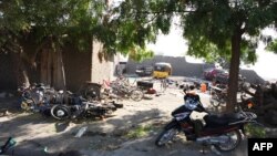 Des motos abandonnées par des membres de Boko Haram à Gamboru, Nigeria, le 4 février 2015.