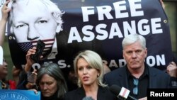 "WikiLeaks" bosh muharriri Kristin Xrafnson va advokat Jennifer Robinson Julian Assanjning hibsga olinishiga qarshi bayonot bermoqda. London, 11-aprel, 2019-yil.
