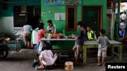Anak-anak bermain di sebuah warung pinggir jalan di Muara Baru, di tengah penerapan PPKM di Jakarta (14/7) (Foto: ilustrasi). 