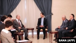 叙利亚总统阿萨德（中）在大马士革会晤到访的俄罗斯议会代表团。（2015年10月25日）