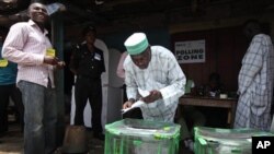 A man cast his vote during the National Assembly election at a polling station in Ibadan, Nigeria, April 9, 2011