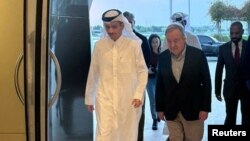 卡塔尔首相阿卜杜拉赫曼·阿勒萨尼在多哈会晤联合国秘书长古特雷斯。（2023年10月28日）