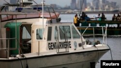Un gendarme ivoirien sur un bateau au port d'Abidjan, le 23 avril 2013.