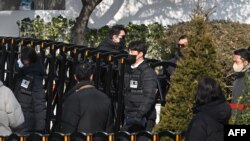 Policia largohet nga rezidenca e Presidentit të Koresë së Jugut, Yoon Suk Yeol, të shkarkuar nga parlamenti, në Seul më 3 janar, 2025, pasi pezulloi përpjekjet për arrestimin e tij/AFP