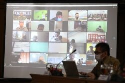 Ganjar Pranowo dan kepala daerah se Jawa Tengah menggelar "Rembug Desa" penanganan COVID-19, Senin 19 Juli 2021. (Foto: Humas Pemda Jateng)