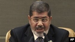 Presiden Mesir Mohammed Morsi memberikan pidato pada KTT Gerakan Non Blok di Teheran, Iran dengan mengecam pemerintah Suriah (30/8). 
