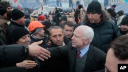 Senator Amerika John McCain menyalami demonstran di Lapangan Kemerdekaan, Kiev, Ukraina, 15 Desember 2013.