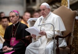 Paus Francis menghadiri Eparchy Mukachevo dari ritus Bizantium di Basilika Santo Petrus sebelum dimulainya Audiensi Umum hari Rabu di Vatikan, pada tanggal 11 Oktober 2019. (Foto: AFP / Filippo Monteforte)