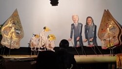 Wayang bergambar Presiden Amerika Serikat Joe Biden dan Wakilnya, Kamala Harris tampil di pentas wayang dengan dalang Ki Purbo Asmoro di kompleks rumahnya di Solo, Sabtu, 30 Januari 2021. (Foto : VOA/ Yudha Satriawan)