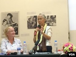 លោកស្រី ជា វណ្ណាត អ្នក​វិភាគ​ឯករាជ្យ​មួយ​រូប និង​ជា​អ្នក​និពន្ធ​សៀវភៅ​ដែល​មាន​ចំណង​ជើង​ថា A Cambodian Survivor’s Odyssey ឬ ជា​ភាសា​ខ្មែរ​ថា «ដំណើរ​ជីវិត» ធ្វើ​បទ​បង្ហាញ​អំពី​សៀវ​ភៅ​ដែល​ជា​ស្នាដៃ​ថ្មី​របស់​លោកស្រី​ ក្នុង​រាជធានីភ្នំពេញ​ កាល​ពី​ថ្ងៃ​ទី​២០ ខែ​កក្កដា​ ឆ្នាំ​២០១៦។ (ហ៊ាន សុជាតា/VOA)