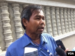 រូបឯកសារ៖ លោក យុង ផានិត មេធាវី​ការពារ​ក្តី​ឲ្យ ជួប សំលាប់ ថ្លែង​ប្រាប់​អ្នក​សារព័ត៌មាន​ក្រោយ​ចេញពី​សាល​សវនាការ​សាលា​ដំបូង​រាជធានីភ្នំពេញ កាលពី​ថ្ងៃទី២៥ ខែ​វិច្ឆិកា ឆ្នាំ​២០១៦។ (កាន់ ​វិច្ឆិកា/VOA)