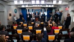 Svako drugo mesto je prazno u sali za brifinge Bele kuće, prema odluci Udruženja dopisnika iz Bele kuće.