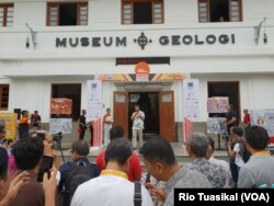 Kepala Badan Geologi Kemen ESDM Rudy Suhendar membuka "Mining For Life" di Museum Geologi, Bandung, Sabtu (19/1/2019). (Foto: VOA/Rio Tuasikal)