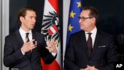 មេដឹកនាំ​គណបក្ស​ប្រជាជន​អូទ្រីស Sebastian Kurz (ឆ្វេង) និង​លោក Heinz-Christian Strache ប្រធាន​គណបក្ស​ស្តាំ​និយម «បក្ស​សេរីភាព» ថ្លែង​ក្នុង​ការ​បង្កើត​រដ្ឋាភិបាល​ចម្រុះ នៅ​ទីក្រុង​វីយ៉ែន កាល​ពី​ថ្ងៃទី​១៦ ខែ​ធ្នូ។