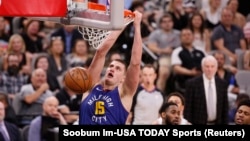 Nikola Jokić zakucava na šestoj utakmici prvog kola plej-ofa u San Antoniju (Foto: Reuters/Soobum Im-USA TODAY Sports)