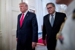 지난해 9월 도널드 트럼프 미국 대통령과 윌리엄 바 미 법무장관이 미국 오하이오주 데이톤에서 열린 무공훈장 수여식에 도착했다.