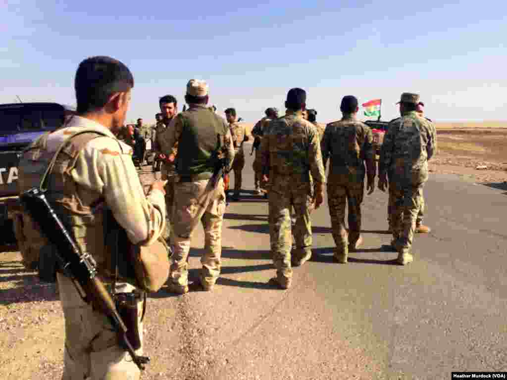 Kurdish Peshmerga soldiers move from the front lines in the battle towards Mosul to Kirkuk, a northern Iraqi oil city, after an Islamic State attacked the city. October 21, 2016. (H.Murdock/VOA)
