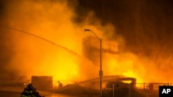 Vatrogasci nastoje da obuzdaju jedan od mnogih požara tokom nereda u Baltimoru, 27 aprila 2015.