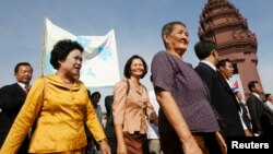 រូបថត​ឯកសារ៖ ​លោកស្រី​ ថាក់ ឡានី​ (ឆ្វេង​ អាវ​ពណ៌​លឿង) ចូល​រួម​​បាតុកម្ម​របស់​គណបក្ស​សម រង្ស៊ី កាល​ពី​ថ្ងៃ​ទី​១៦ ខែ​វិច្ឆិកា ​ឆ្នាំ​២០០៩។ (Reuters)