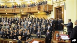 Presiden Mesir Mohammed Morsi berpidato di depan majelis tinggi parlemen yang baru bersidang di Kairo (29/12). (Foto: AP)
