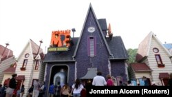 Kerumunan orang berkumpul di wahana baru "Despicable Me Minion Mayhem" selama latihan teknis untuk atraksi baru di Universal Studios Hollywood di Universal City, California, 28 Maret 2014. (Foto: REUTERS/Jonathan Alcorn)