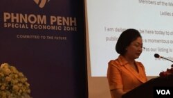 លោកស្រី លីម ឈីវហូ ប្រធាន​ក្រុមហ៊ុន​ភ្នំពេញ​ អេស​អ៊ីហ្សិត ថ្លែង​ទៅ​កាន់​ក្រុម​អ្នក​វិនិយោគិន​ជាតិ​ និង​អន្តរជាតិ ក្នុង​កម្មវិធី​ប្រកាស​ការចាប់​ផ្តើម​លក់​ភាគ​ហ៊ុន​ដំបូង​ជា​សាធារណៈ (Initial Public Offering) ដែល​រៀបចំ​ឡើង​នៅ​ថ្ងៃ​ទី២០ ខែមេសា​ ឆ្នាំ​២០១៦​ នៅ​ឯ​សណ្ឋាគារ​មួយ​ក្នុង​ទីក្រុង​ភ្នំពេញ។ (ហ៊ុល រស្មី/VOA)