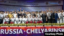 세계태권도연맹(WTF)과 국제태권도연맹(ITF) 시범단이 12일 러시아 첼랴빈스크 트락토르 아레나에서 열린 2015 세계태권도선수권대회 개회식에서 시범공연을 선보이고 나서 함께 기념촬영하고 있다.<세계태권도연맹 제공>