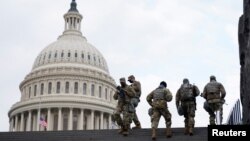 Milliy gvardiya askarlari Kapitoliy binosini qo'riqlamoqda, 2021-yil, 18-yanvar