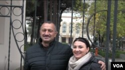 Tofiq Yaqublu və qızı Nigar Həzi məhkəmənin qarşısında 