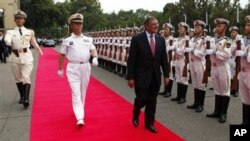 Menteri Pertahanan AS, Leon Panetta (tengah) menerima penghormatan dari Pasukan Kehormatan Angkatan Laut Tiongkok sebelum meninjau kapal perang Tiongkok di Markas Besar Armada Laut Utara Angkatan Laut Tiongkok di di Qingdao (20/9). 