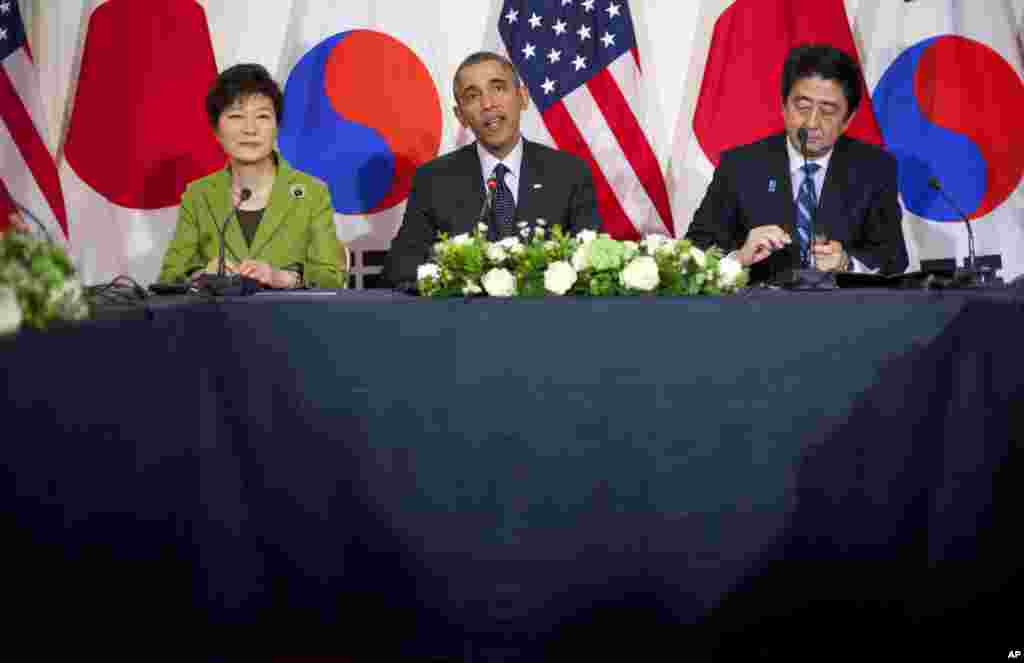 Obama Gaagada Yaponiya Bosh vaziri Shinzo Abe, Janubiy Koreya prezidenti Pak Gyn Xe bilan muloqot qildi.