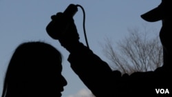 Yumi Saitou, seorang warga Fukushima dipindai oleh petugas setempat untuk mengetes kadar radiasi di tubuhnya. Bahan radioaktif dari PLTN yang bocor di Jepang kini telah menyebar ke negara-negara lain.