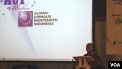Ketua Aliansi Jurnalis Independen (AJI) Eko Maryadi memberikan sambutan pada ulang tahun AJI ke-18 di Jakarta. (Foto: VOA)