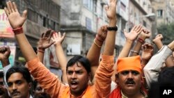 انتہاپسند ہندو تنظیموں کے اراکین ایودھیا مسجد کے مقام پر رام مندر تعمیر کرنے کے حق میں مظاہرہ کر رہے ہیں۔ فائل فوٹو