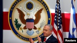 លោក​នាយករដ្ឋមន្ត្រី​អ៊ីស្រាអែល Benjamin Netanyahu ទះ​ដៃ​នៅ​ក្នុង​ពិធី​សម្ភាធ​ស្ថានទូត​អាមេរិក​ថ្មី​នៅ​ក្នុង​ក្រុង Jerusalem ប្រទេស​អ៊ីស្រាអែល កាលពី​ថ្ងៃទី១៤ ខែឧសភា ឆ្នាំ២០១៨។