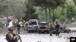 Les forces de sécurité sur les lieux d'un attentat-suicide, Kaboul, Afghanistan, le 3 mai 2017. 
