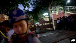 មន្ត្រី​សន្តិសុខ​ម្នាក់​បិទ​ច្រក​ទ្វារ​នៃ​អគារ Bishop របស់​មីយ៉ាន់ម៉ា បន្ទាប់​ពី​លោក​ឧត្តមសេនីយ៍ Min Aung Hlaing ចូល​ជួប​ប្រជុំ​ជាមួយ​នឹង​សម្តេច Pope Francis កាលពី​ថ្ងៃទី២៧ ខែវិច្ឆិកា ឆ្នាំ២០១៧ ​ក្នុង​ក្រុង​រ៉ុងហ្គូន ប្រទេស​មីយ៉ាន់ម៉ា។