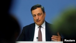 A visitor takes a smartphone picture of the painting &#39;Equestrian portrait of King Philipp II (Michael Jackson)&#39; from US artist Kehinde Wiley at a preview of the exhibition &#39;Michael Jackson: On The Wall&#39; at the Bundeskunsthalle museum in Bonn, Germany.