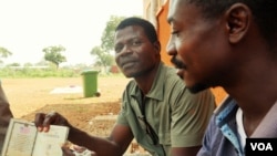 Edwin Taylor and his brother Samson Carl Lewis are two Liberians who were working in South Sudan. They say on their journey south to Uganda they saw bodies and burnt out cars. (L. Paulat/VOA)