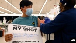 ARHIVA - Vakcinacija adolescenata u Ilinoisu, (Foto: AP/Shafkat Anowar)