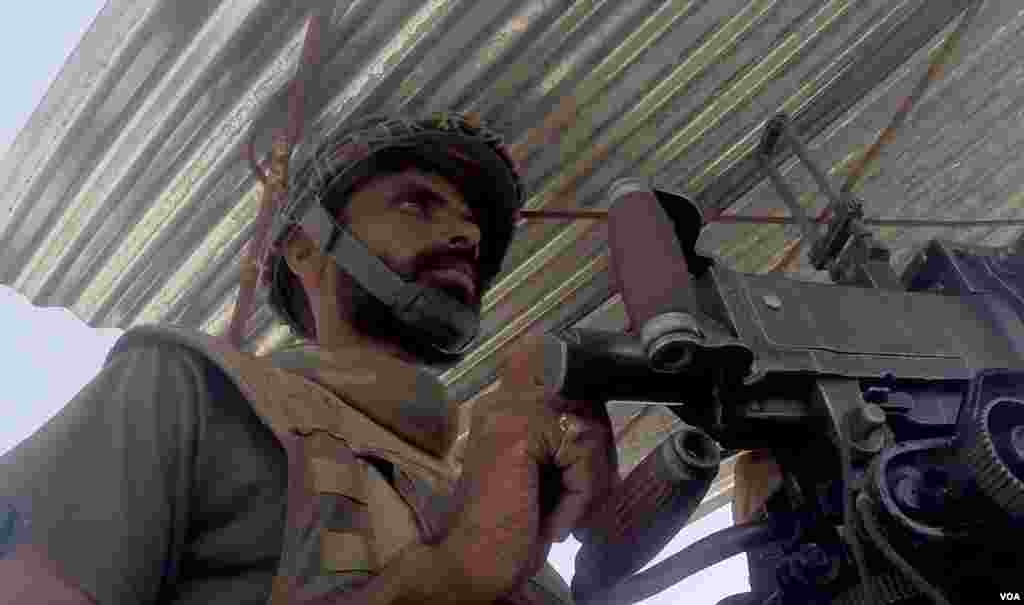 A Pakistani soldier on guard duty in Miranshah, North Waziristan, Pakistan. (Ayaz Gul/VOA)