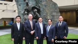 ប្រតិភូប៉ូលិស​កម្ពុជា​ និង​លោក ចន ឌី. វៀលសុន (Jonh D. Wilson) ដែលជាអនុព័ន្ធផ្នែកច្បាប់តំណាង FBI ប្រចាំទីក្រុង​ភ្នំពេញ ក្នុងពេល​បំពេញ​បេសកកម្មនៅរដ្ឋធានីវ៉ាស៊ីនតោន សហរដ្ឋអាមេរិក កាលពី​ដើមខែមេសា ឆ្នាំ២០១៩។ (រូបថតផ្តល់ឲ្យដោយប្រតិភូប៉ូលិសកម្ពុជា)