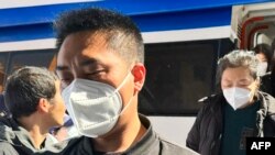 ภาพที่สำนักข่าวกลางไต้หวันเผยแพร่ออกมาเมื่อ 20 ก.พ. แสดงให้เห็นถึงญาติ ๆ ของชาวประมงจีนที่เสียชีวิตจากการจมน้ำ หลังเรือล่มใกล้ ๆ กับหมู่เกาะจินเหมิน 