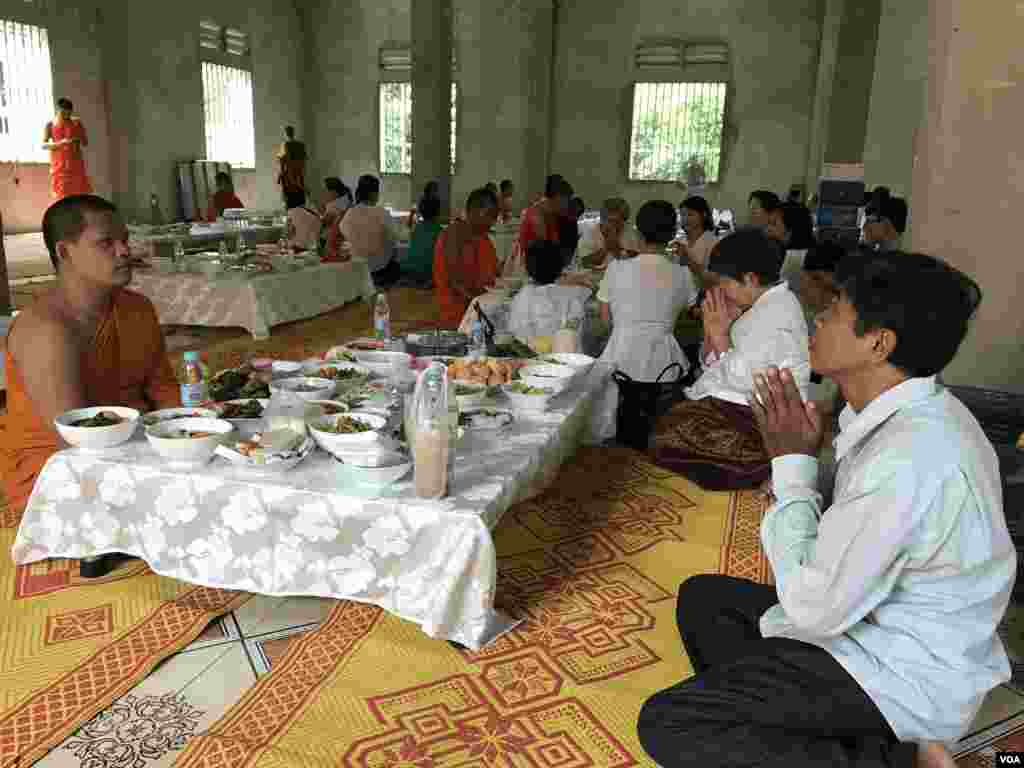 ប្រជា​ពលរដ្ឋ​កំពុង​ប្រគេន​ចង្ហាន់​​ដល់​ព្រះ​សង្ឃ​​​ក្នុង​ថ្ងៃ​បិណ្ឌ​ទី​១៣ នៃ​ពិធី​បុណ្យ​ភ្ជុំ​បិណ្ឌ​នៅ​រាជធានី​ភ្នំពេញ នៅ​ថ្ងៃទី​២៦​ ខែ​កញ្ញា ឆ្នាំ​២០១៩។ (កាន់ វិច្ឆិកា/VOA)