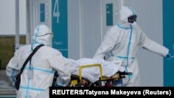Transport obolelih od Kovida u moskovsku bolnicu (Foto: REUTERS/Tatyana Makeyeva)
