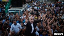 ​​ប្រជាពលរដ្ឋ​​​ប៉ាឡេស្ទីន​​​បាន​​​កំពុង​​​លើក​​​លោក ​​​Fawzi ​​​Barhoum​​​ អ្នក​​​នាំពាក្យ​​​របស់​​​ក្រុម​​​ហាម៉ាស់​​​​​​ក្នុង​​​ការ​​​អបអរ​​​សាទរ​​​លើ​​​កិច្ច​​​​​​ព្រមព្រៀង​​​ឈប់​​​បាញ់​​​គ្នា​​​នៅ​​​​​​ក្នុង​​​តំបន់​​​ហ្គាហ្សា​​​​​​កាល​​​ពី​​​ថ្ងៃ​​​ទី​​​ ២៦​​​ខែ​​​សីហា​​​ឆ្នាំ​​​២០១៤​​​។